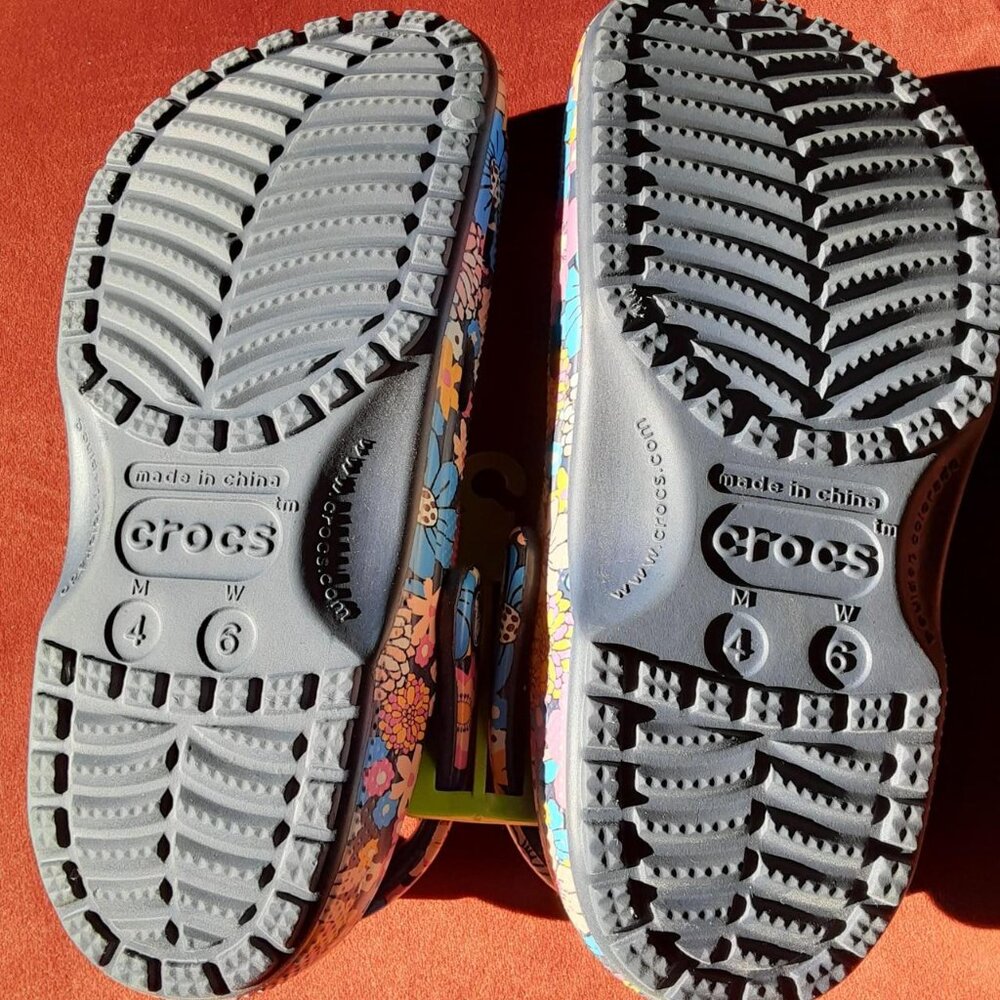 Brand New Women's Crocs Classic Retro Floral Clogs - Picture 3 of 4
